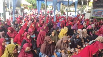 Jamaah Meluber di Peringatan Maulid Nabi di Pasir Putih